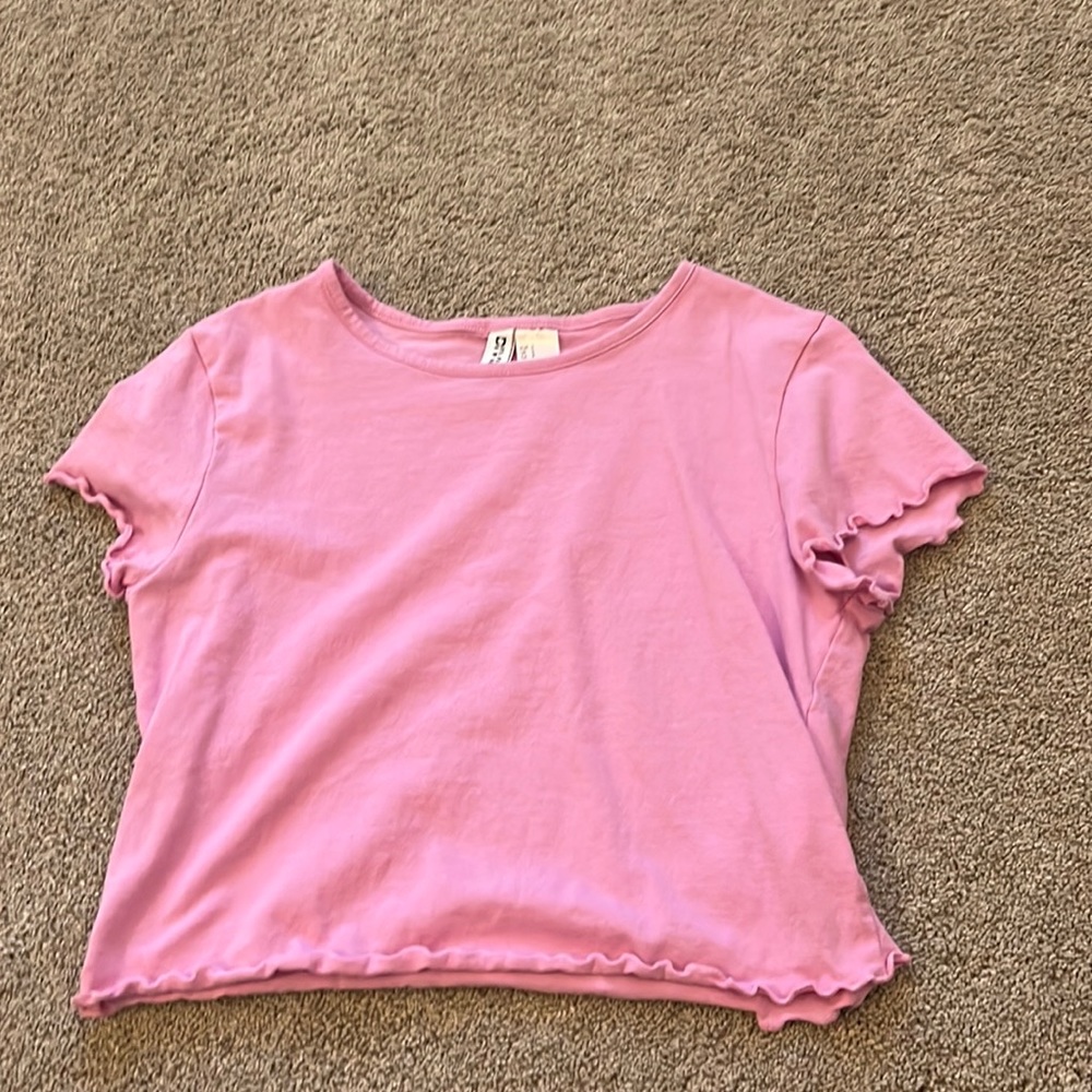 Cropped pink shirt